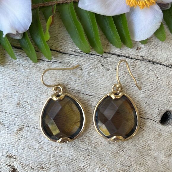 BROWN PENDANT DROP EARRINGS. - Picture 2 of 4